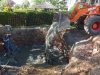 Teichbau 7, Einfüllen Beton mit Radlader.jpg
